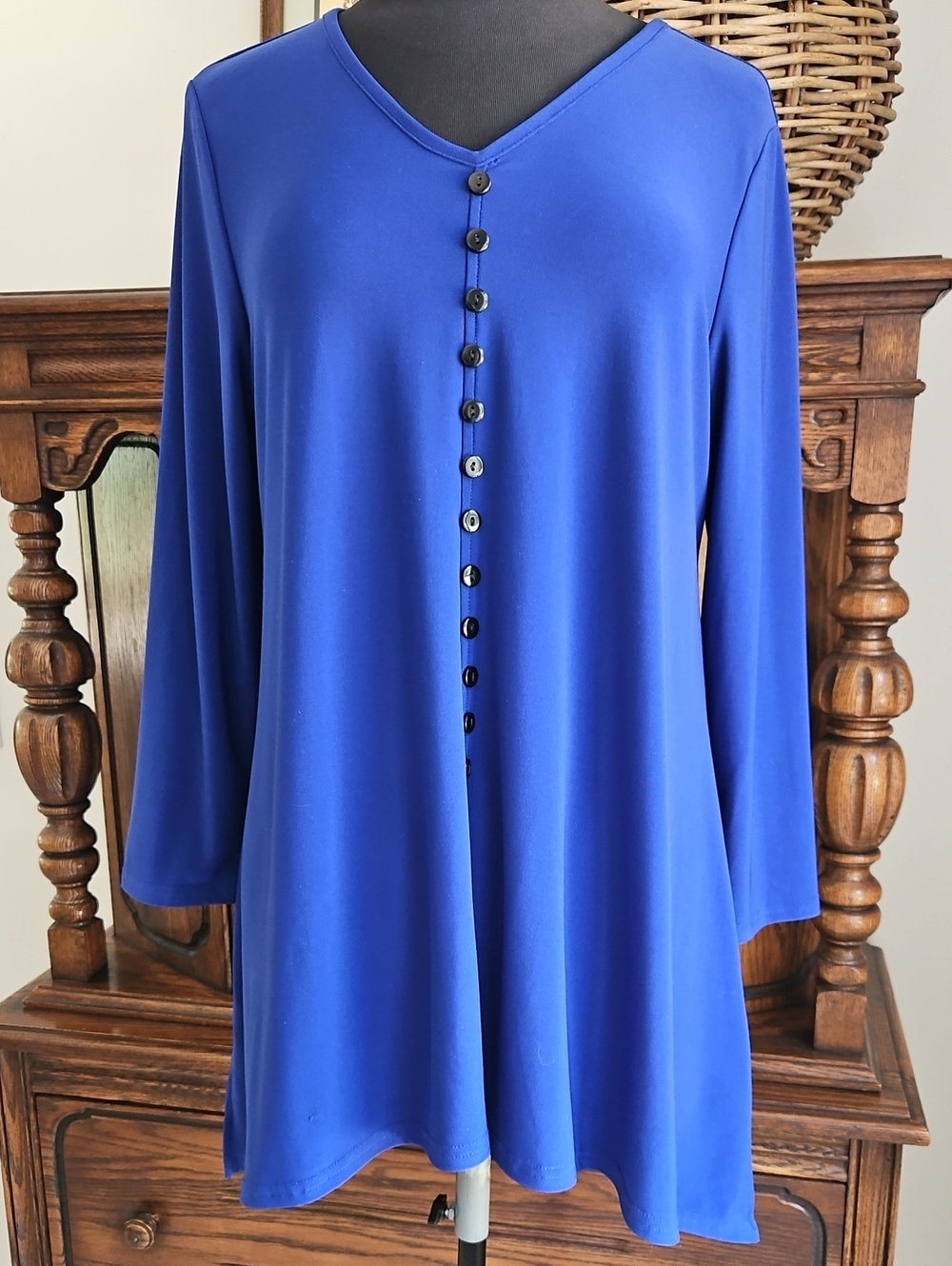 Yushi Women's Blue V-Neck Long Sleeve Button-Front Top. Size M